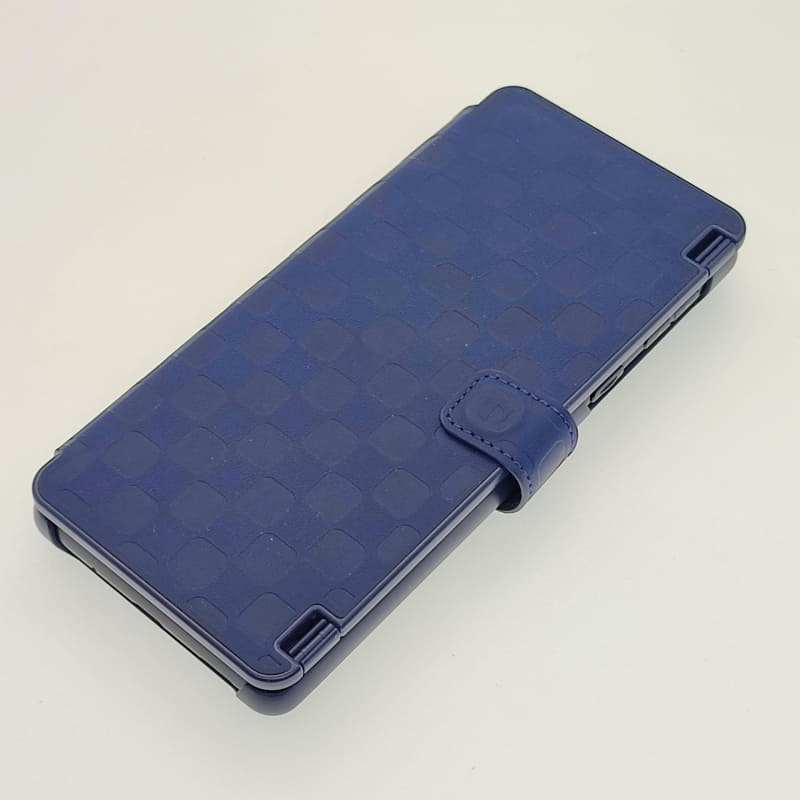 ごく普通の手帳型ケースと変わらない薄さとコンパクトさ