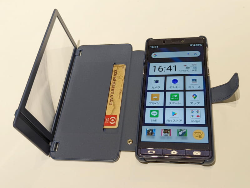 中央のルーペスタンド代わりになる部分にはカードホルダーが用意されている