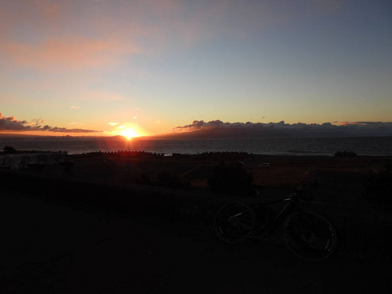 ニコンの<a href="https://k-tai.watch.impress.co.jp/docs/column/stapa/1355352.html" class="strong b">コンパクトデジタルカメラ「COOLPIX P950」</a>で撮った日の出。じつは手前に道路があり、道路上には自転車もあって、非常に強い補助ライトで自転車を照らしている。「日の出とe-bikeを同時に撮りたいゼ!!!」と頑張って補助ライトを持参したが、太陽光と補助ライトの光量差があり過ぎて、うまく写らず。