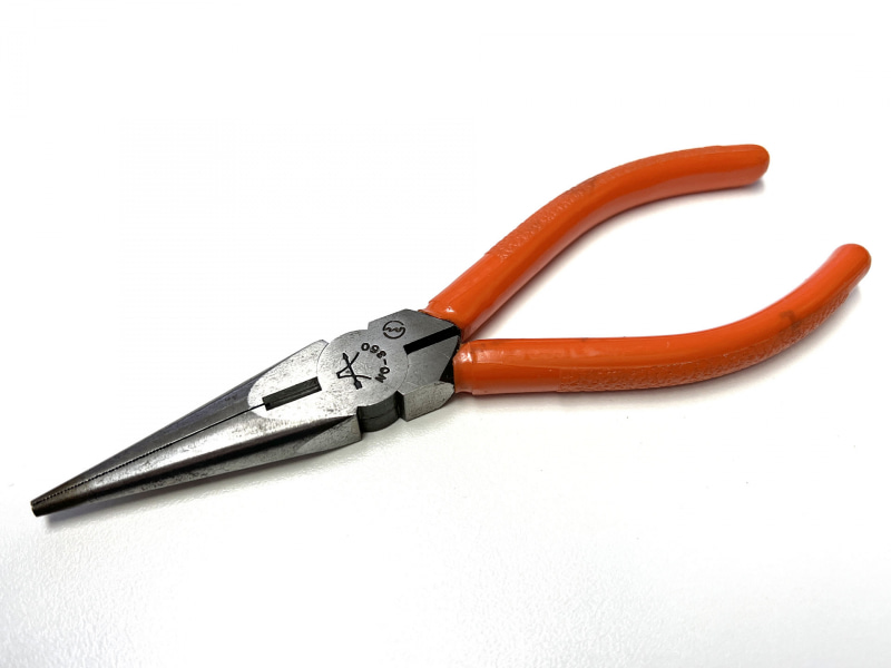 左は天井の照明だけで撮った写真、右は天井照明に加えて補助光も使ってライティングを頑張った写真。どちらの写真も、元写真をなるべく美しくすべくレタッチ済み。単に撮った写真だと美しさアップの限界がすぐ訪れるが、ライティングを行ったほうは質感や色味やディテイルの精細さをよりよく引き出すことができる。