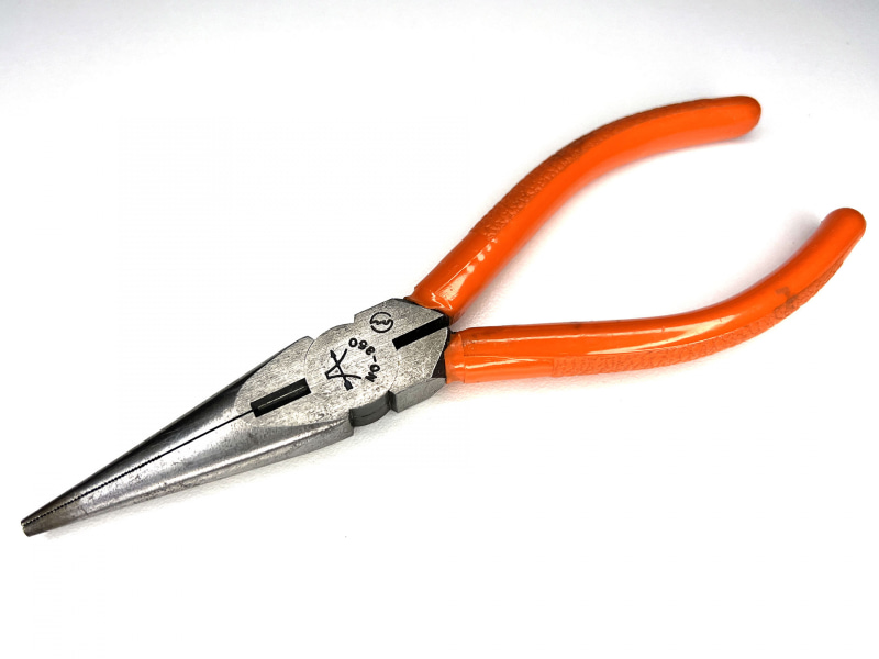 左は天井の照明だけで撮った写真、右は天井照明に加えて補助光も使ってライティングを頑張った写真。どちらの写真も、元写真をなるべく美しくすべくレタッチ済み。単に撮った写真だと美しさアップの限界がすぐ訪れるが、ライティングを行ったほうは質感や色味やディテイルの精細さをよりよく引き出すことができる。