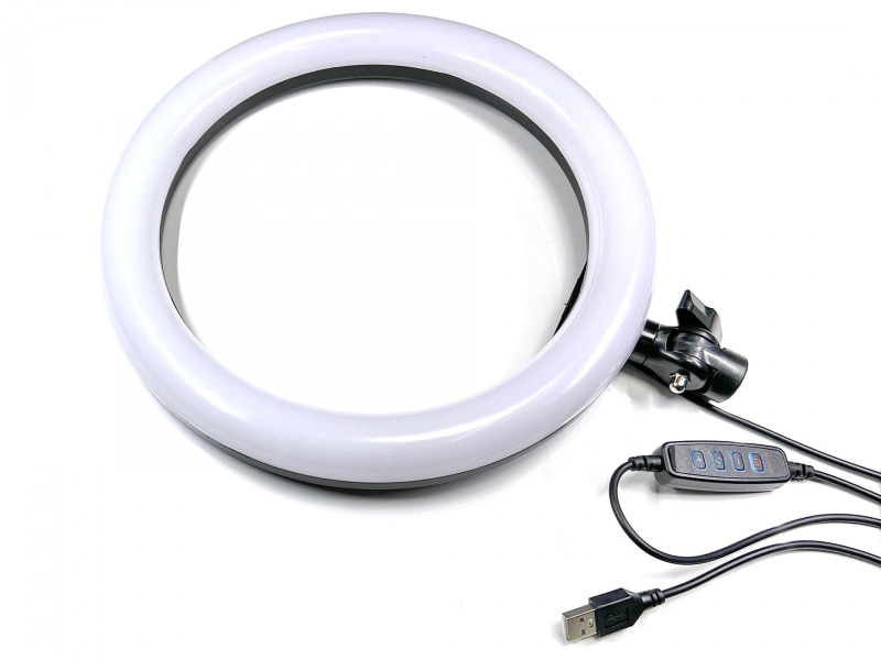 このLEDリングライトはUSBが電源で、光源色変更や光量調節にも対応。10インチ程度の大きさのLEDリングライトは3000円前後で購入できる。モノによっては1000円台のものも。写真のLEDリングライトも3000円くらいだったと思うが、どこで買ったどの製品かを失念してしまった。すまんス。