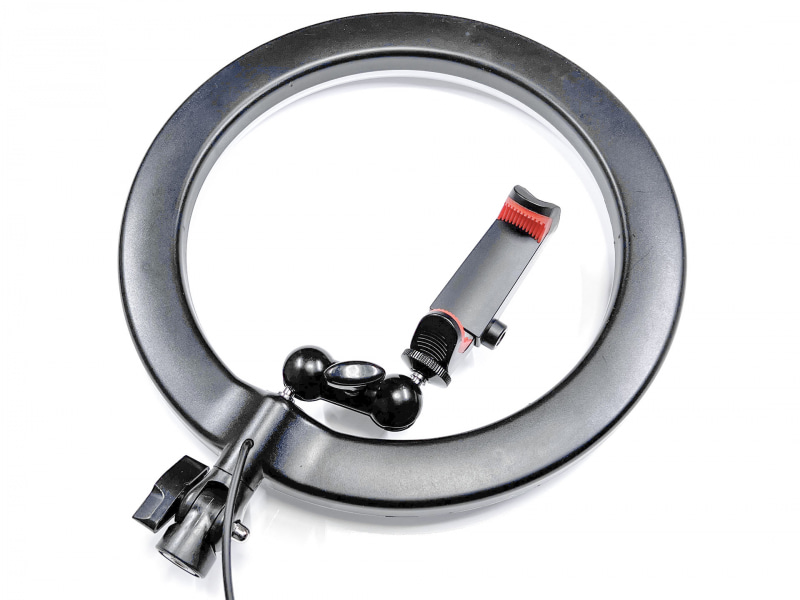 LEDリングライトにアームとホルダーを装着した様子。