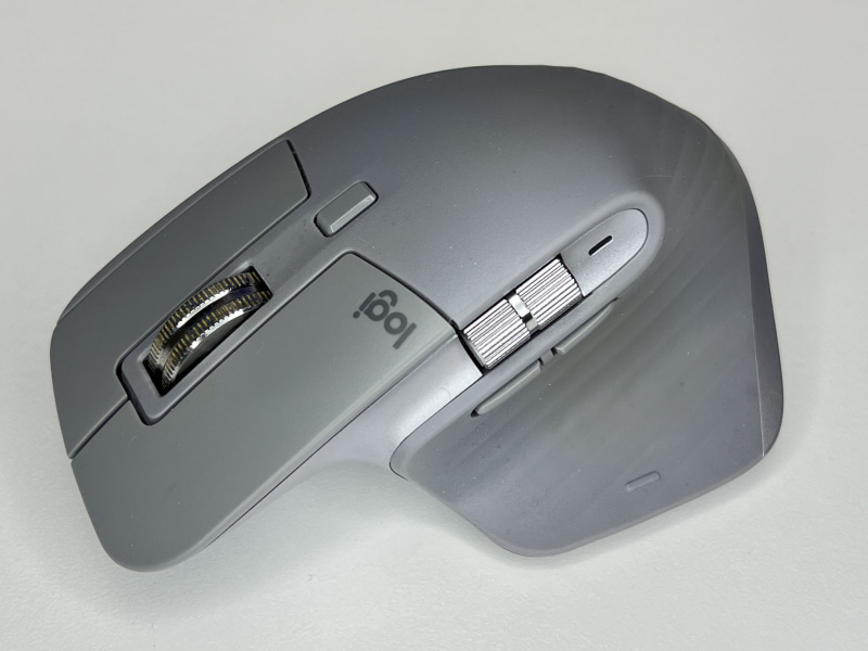 LEDリングライトの撮影道具を使ってマウスを撮影。マウス全体が照らされ、下部の影も薄くなった。