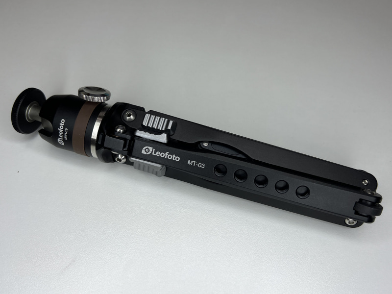 LEDリングライトの撮影道具を使って撮影。三脚の細部形状が浮かび上がる。