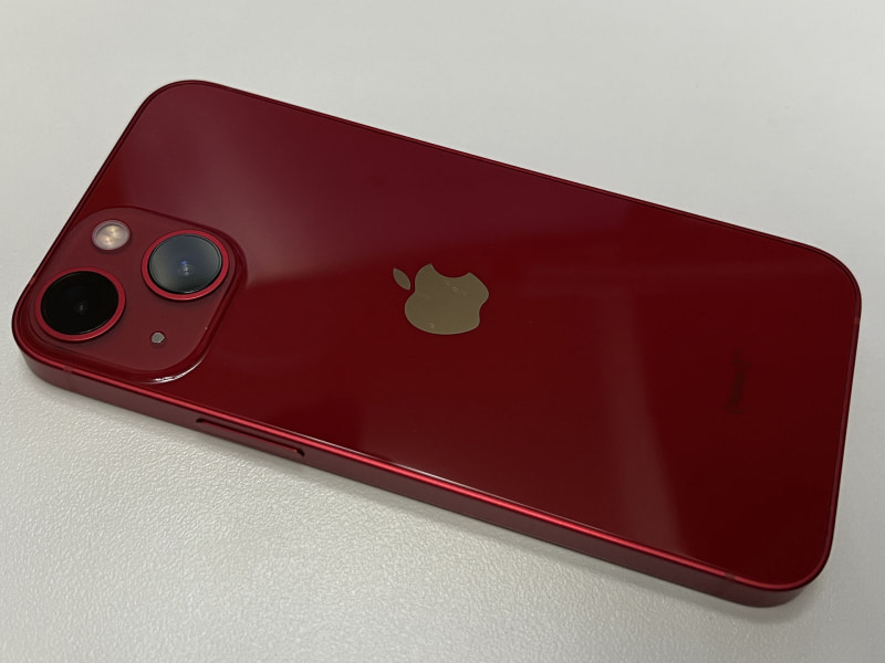 天井照明でiPhone 13 miniを撮影。