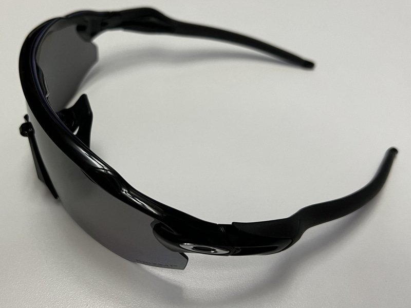 天井照明でサングラスを撮影。