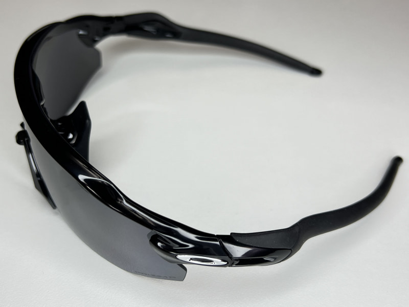 LEDリングライトの撮影道具を使って撮影。サングラス下部の影が薄らぎ、ピントが合った手前側の形状がより強調された。