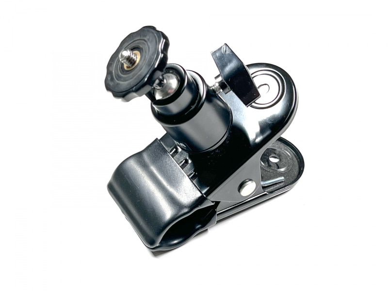 市販のカメラクリップ。クリップに自由雲台が付いている撮影道具で、板やパイプにカメラを固定できる。