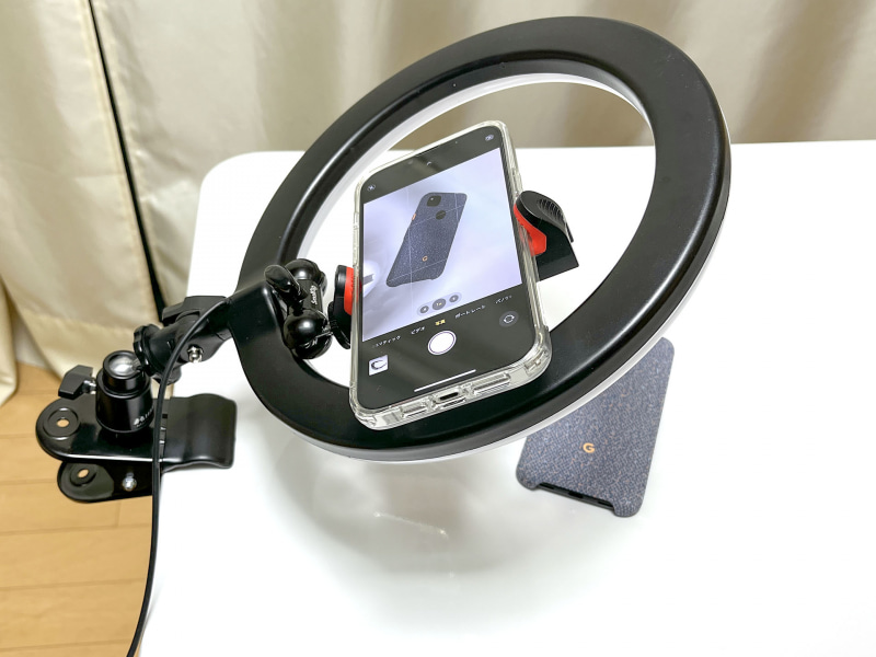 カメラクリップにLEDリングライトの撮影道具を装着した様子。
