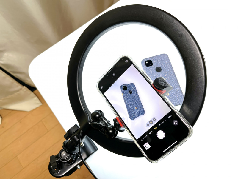 机上の定点撮影ができるようになる。被写体を次々と入れ替えて効率よく撮影可能。また、カメラ（スマートフォン）が固定されるので手ブレが抑えられる。撮影後に写真を見てみたら「アーッ!!!　手ブレしてる!!!　撮り直しーっ!!!」みたいなミスが抑えられるわけですな。