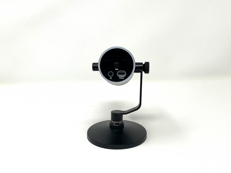 本体の底面にUSB-Cコネクタとイヤホン端子、および「RGB」というボタンを備えます。RGBボタンの役割については後述します。