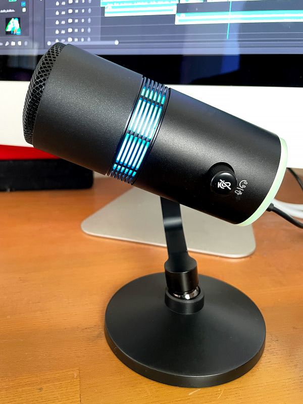 パソコンに接続すると本体側面と底面のランプがつきます。上述の「RGBボタン」を押すと、この底面のランプの色を変更できます。