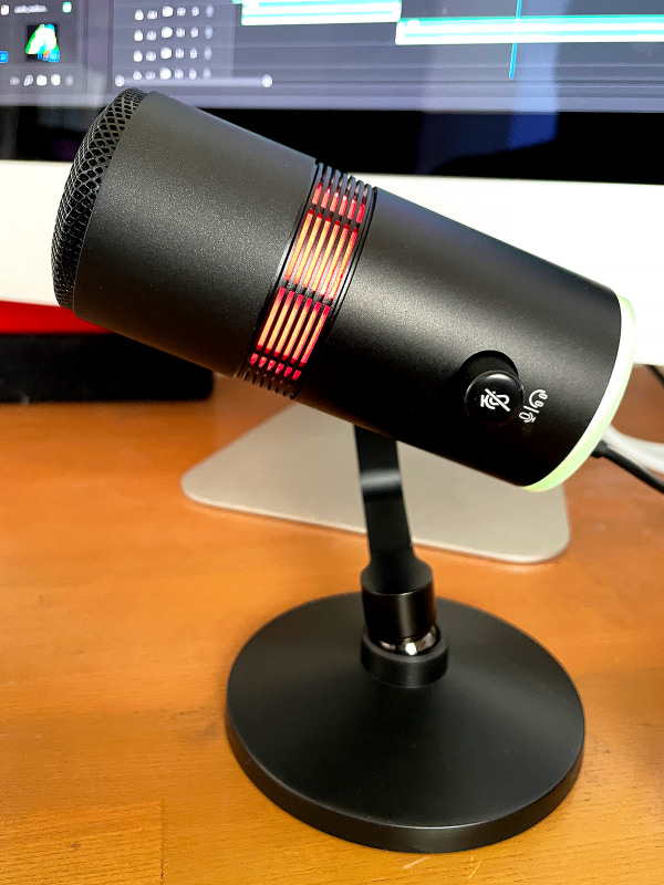 本体横にはボリューム調整ツマミがあり、ここを押し込むとマイクをミュートにできます。リモート通話等で役立つ機能です。