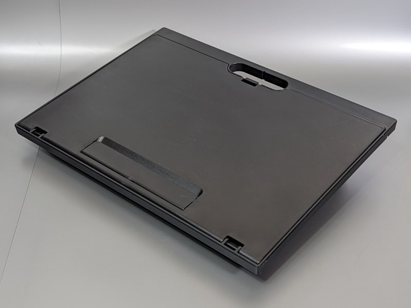 外観はテーブルというよりもノートパソコンスタンドに近い。樹脂製