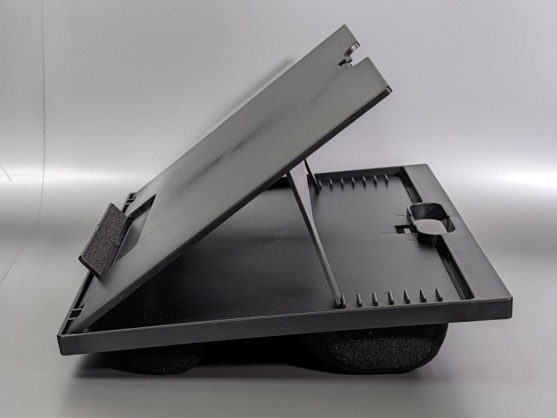 傾斜を最大にした状態。8段階で角度を変えられる