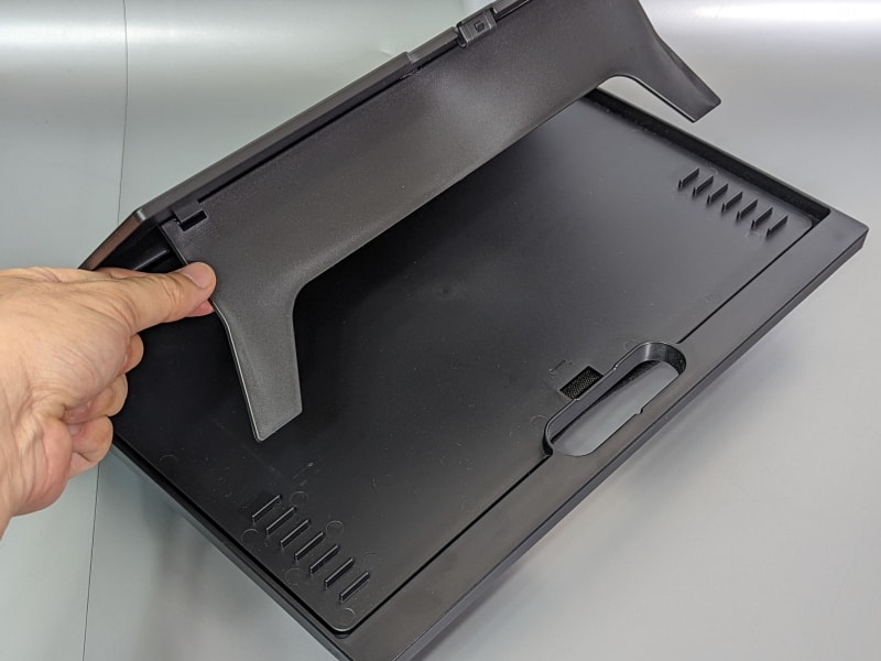 支えとなるプレートを凹みに噛ませることで角度を固定できる