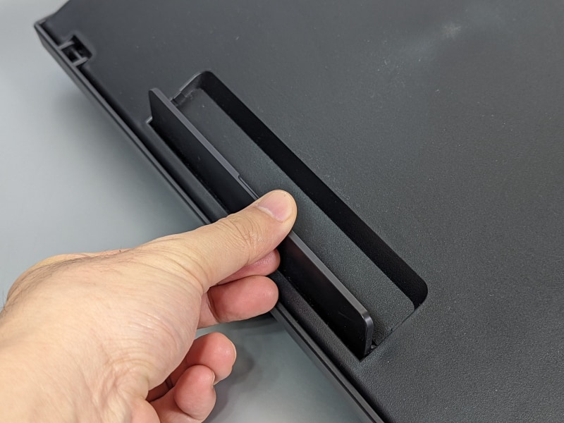 ノートパソコンが手前にずり落ちるのを防ぐストッパーはやや背が高く、薄型ノートだと手にあたりがち