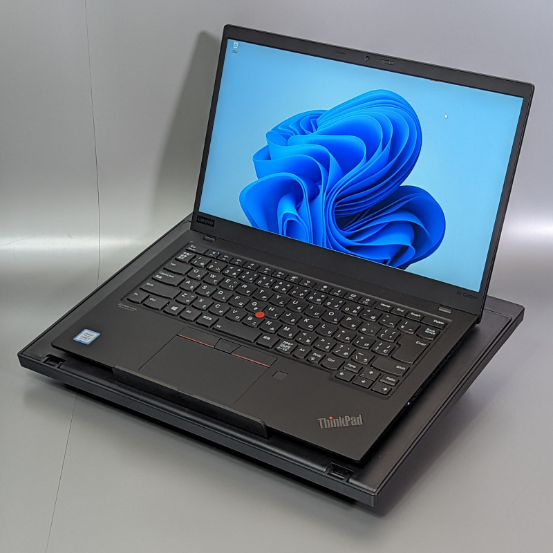 ノートパソコンを乗せた状態。耐荷重は5kgなので、どんなノートパソコンでも対応できるはずだ