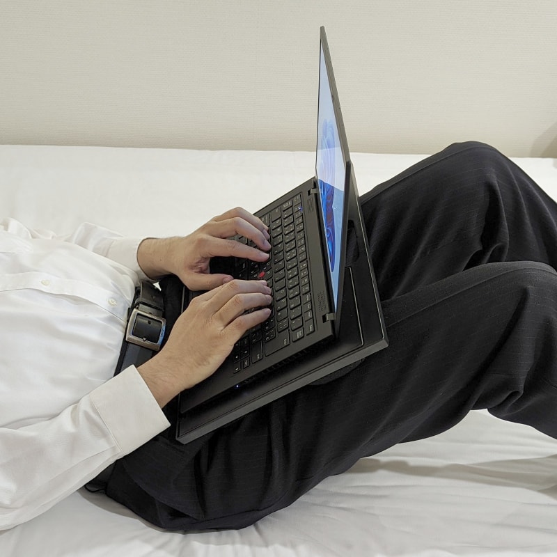 ベッドの上でノートパソコンを使うには、通常はこのように膝を曲げて角度をつけなくてはいけない
