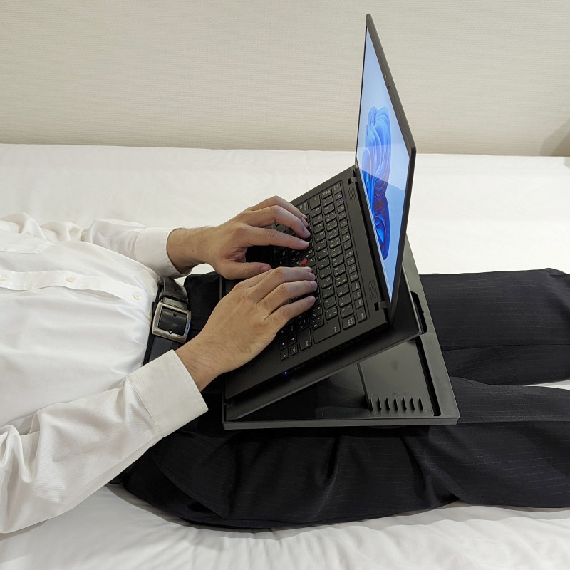 本製品で角度をつけるようにすれば、脚を伸ばしたままの自然な姿勢で保持できる