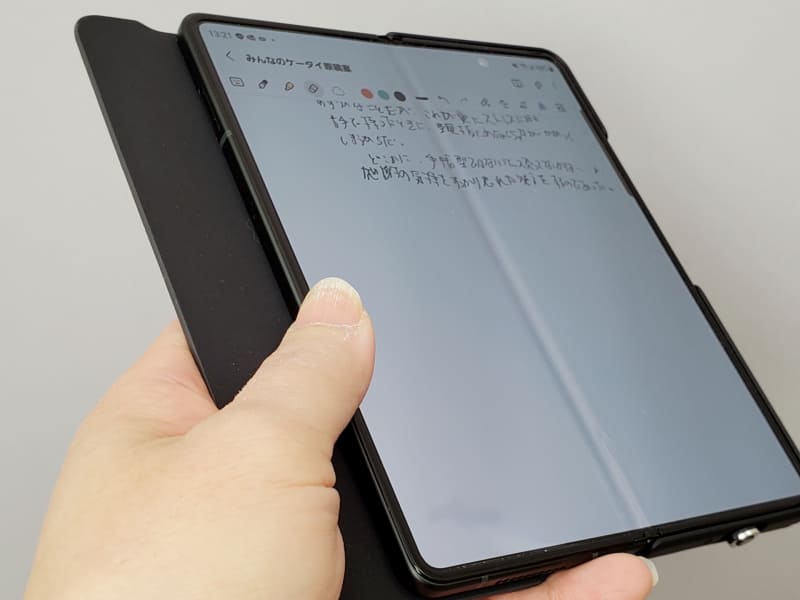 手帳のように片手持ちスタイルで使おうとすると、カバーのはみ出した部分と本体を指で無理やり押さえるため、変な力が加わる