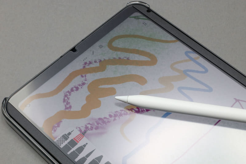 iPad mini 6に、いわゆるペーパーライクフィルムを貼った様子。純正のApple Pencilおよびペン先で書いたり描いたりしても、紙と鉛筆を使っているような感触が得られる。純正Apple Pencilの書き味はツルツルコツコツという感触だが、それが一変するのであった