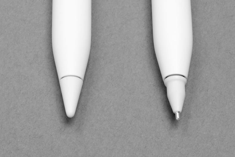 Apple Pencil純正ペン先と極細ペン先を比べた様子。極細ペン先は金属製で、メーカーサイトには「iPadには必ず液晶保護フィルムを貼ってご使用ください」とある。金属芯により画面に傷が付く可能性があるようだ