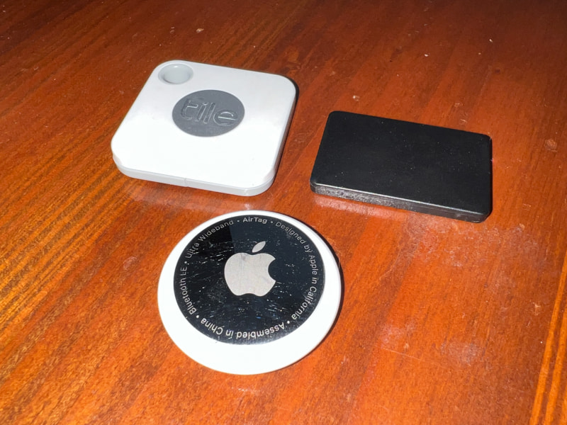鍵の紛失防止のため、鍵と一緒に「Tile Mate」(右上)と「MAMORIO RE」(左上)、「AirTag」(下)の3つの忘れ物防止タグを持ち歩いている