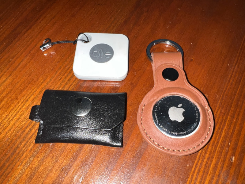 Tile Mateはストラップホールが用意されているが、MAMORIO REやAirTagは別途ケースを用意しないとキーホルダーに取り付けることができない