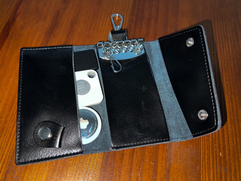 現在使用しているキーケース。本来6本の鍵を付けられるのだが、忘れ物防止タグを3つ入れると膨らんでしまうことから、鍵1本分以外の金具は全て外している