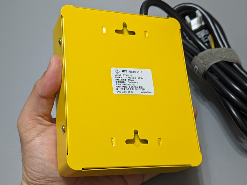 背面には壁掛け用のフック穴も用意されている