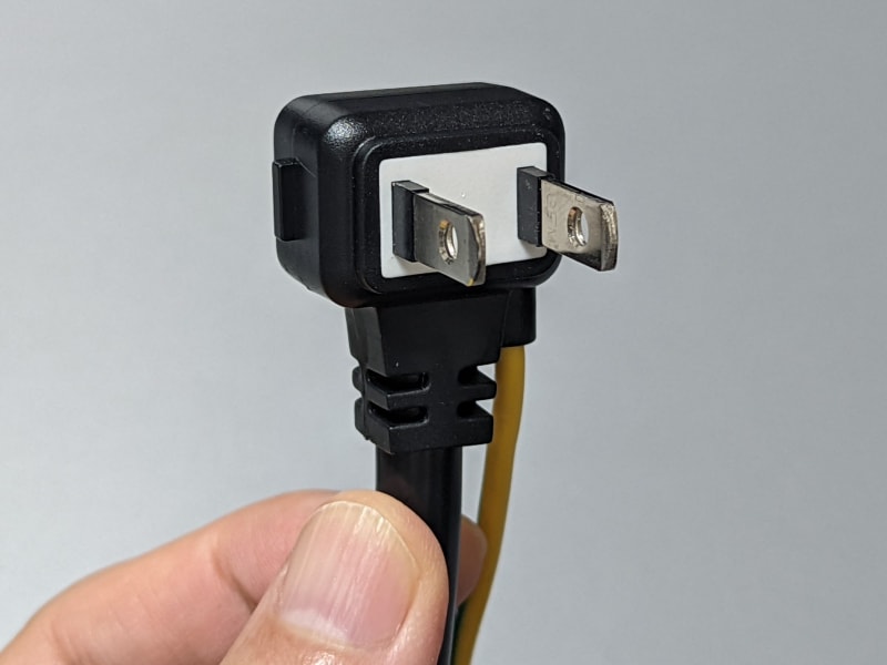 絶縁プラグを採用する。よくあるスイングプラグではない