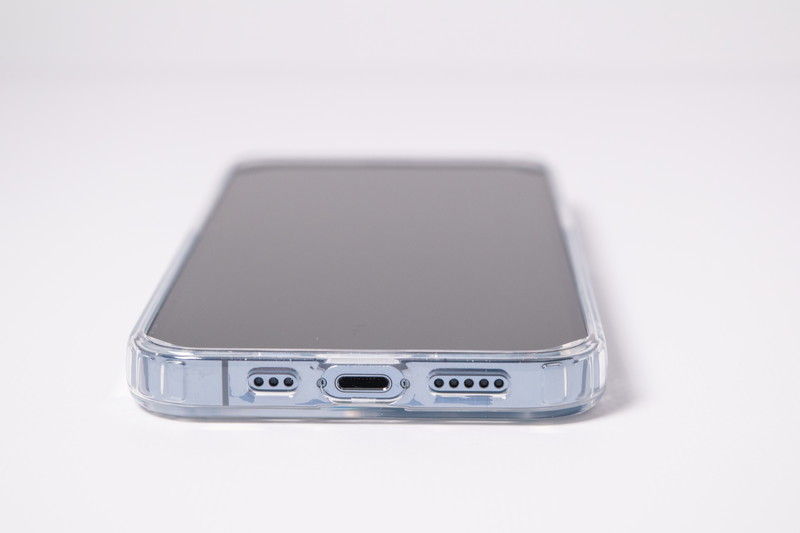 ケースのフチはディスプレイより少し高くなっており、ディスプレイを保護する