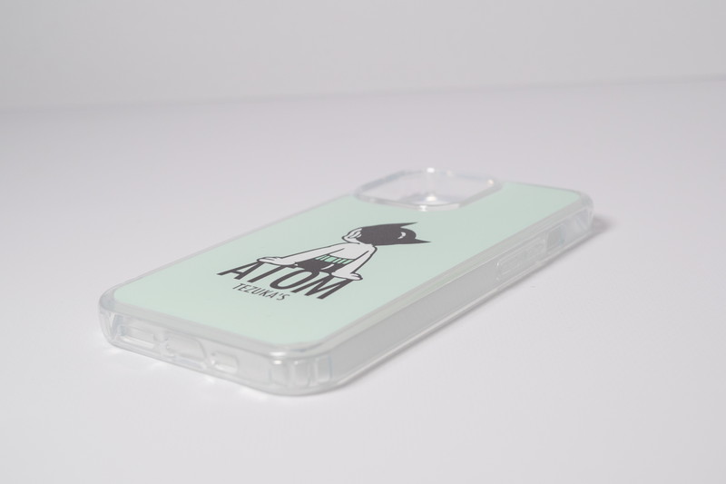 背面は硬いポリカーボネート、側面は柔らかいTPUのハイブリットタイプ。ワイヤレス充電に対応する