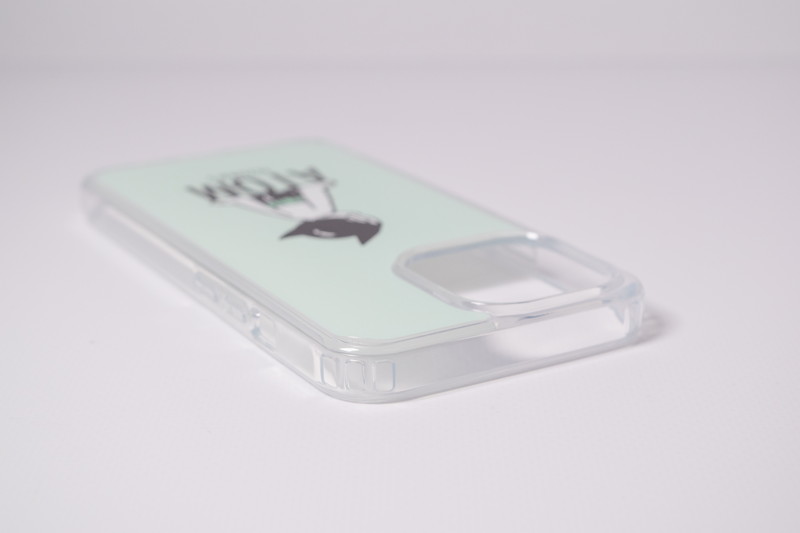 背面は硬いポリカーボネート、側面は柔らかいTPUのハイブリットタイプ。ワイヤレス充電に対応する