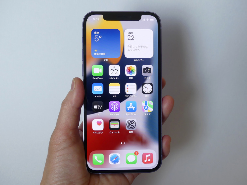 「iPhone 12」は6.1インチの有機ELディスプレイを採用。大画面でありながら、持ちやすいサイズ感。