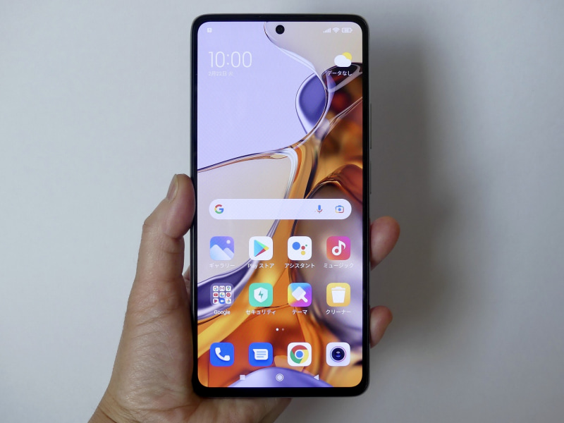 ディスプレイはHDR動画規格のDolby Visionにも対応。ディスプレイ面はCorning社の最新ガラスGorilla Glass Victusで守られている。なお、本体右側面にある電源ボタンは指紋認証センサーも兼ねる。