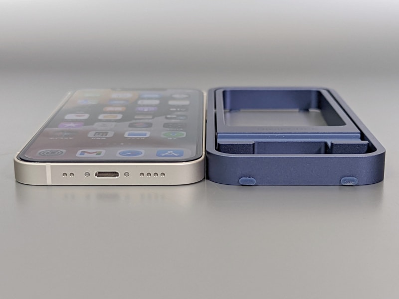 厚みは本製品のほうがややあるが、極端に分厚い印象はない