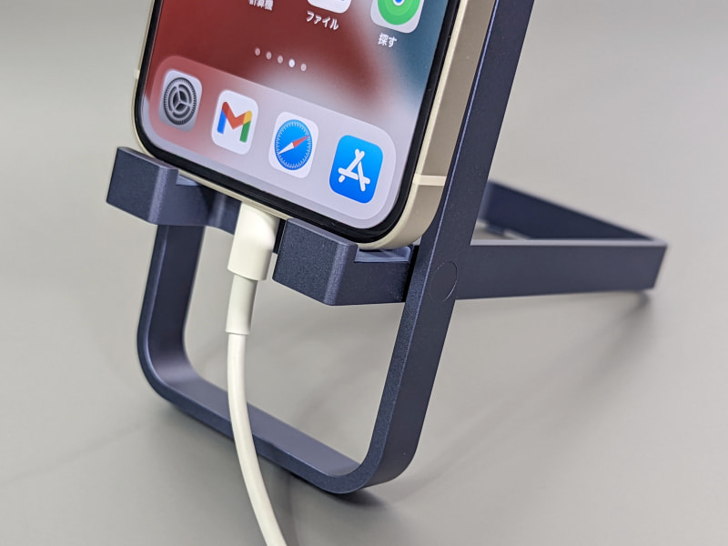 下部中央が開いているため充電ケーブルを接続した状態でスマホを立てておける