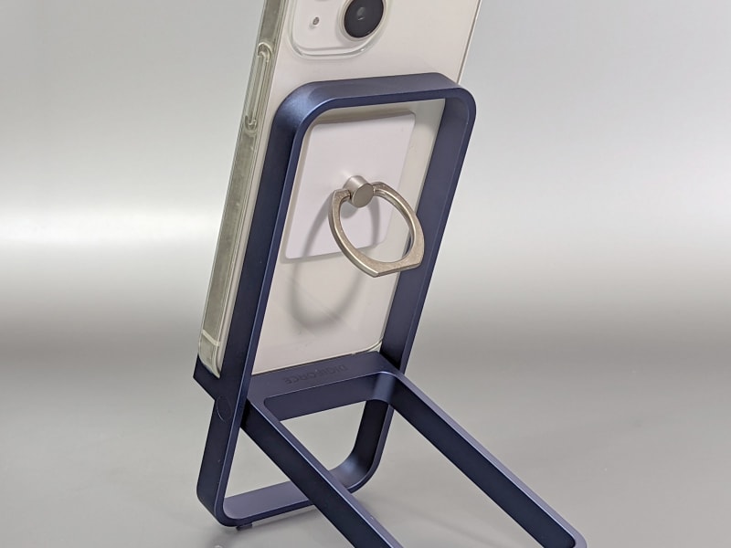 背面が大きく開いているのでスマホリングやベルトを付けた状態でも立てるのに支障はない