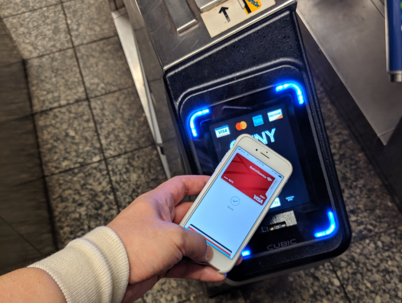 米ニューヨーク地下鉄にiPhone 8のTouch IDで乗ろうとしているところ。OMNY（ニューヨーク周辺の交通機関で使える非接触改札システム）では「オープンループ」という仕組みで非接触クレジットカードでの乗車が可能になっている