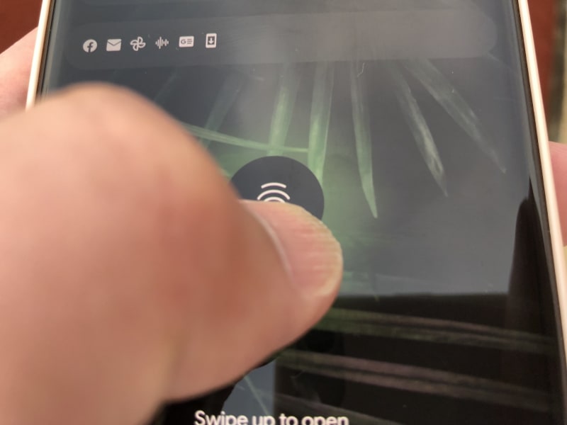 Pixel 6 Proの指紋認証。認識場所以外の部分をタッチしようとすると……