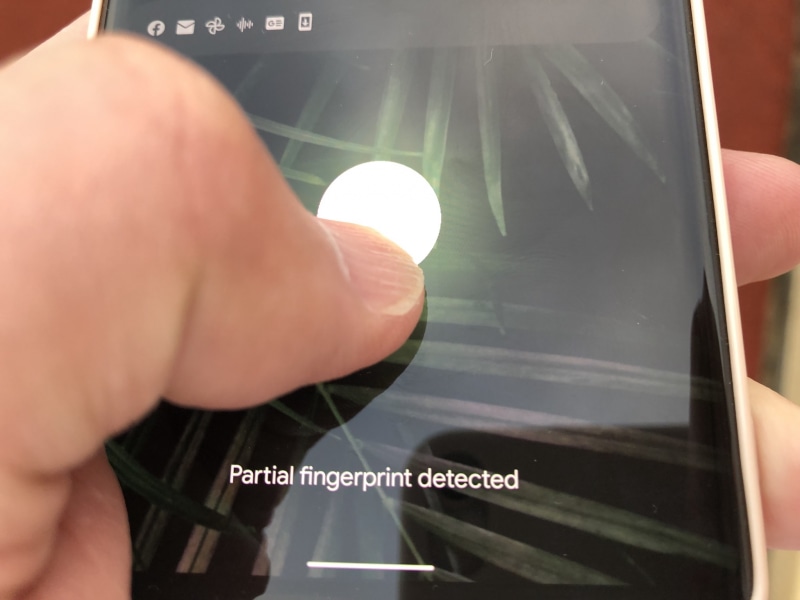 このように画面が光ってポイントを指し示してくれる。評判の悪いPixel 6シリーズの指紋認証だが、個人的印象だとタッチ時間がある程度長ければ認識精度は高いと考えている