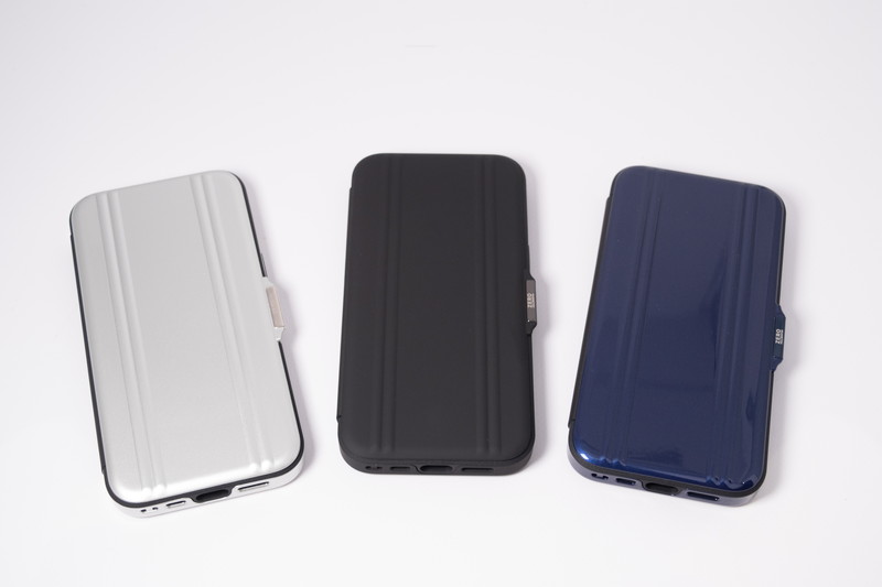 左から、シルバー・ブラック・ブルー