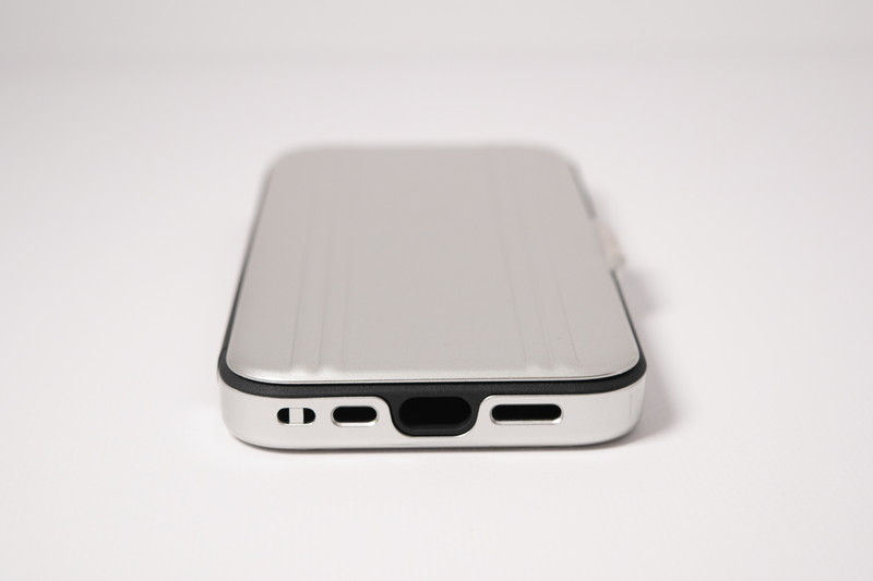 ストラップホール付き