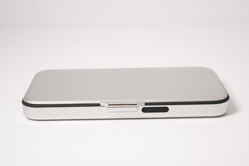 ストラップホール付き