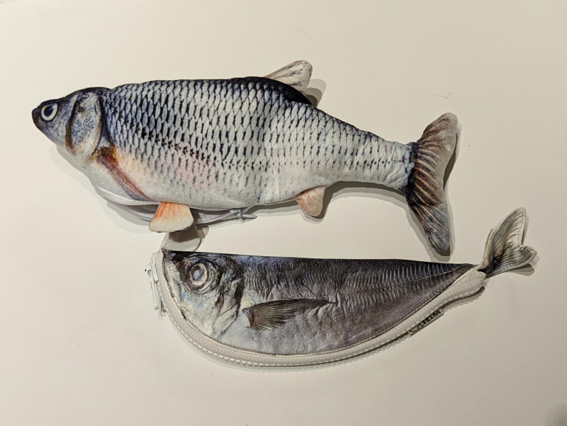 お魚モノは大好きだがほとんどはペンケースや小物入れだ