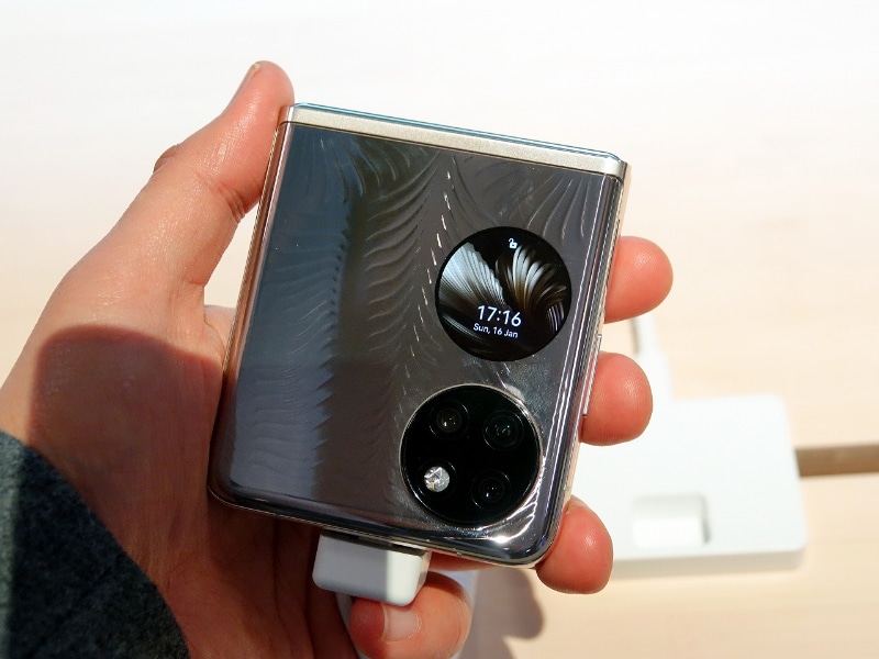 フォルダブル端末のP50 Pocketなど、最新のスマートフォンも展示していた