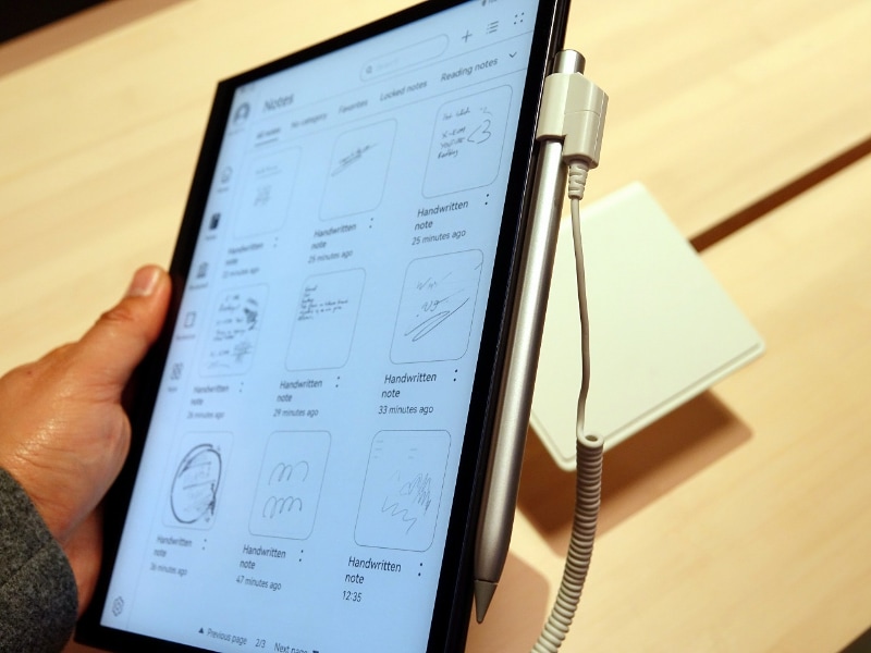 M-Penを搭載。本体の側面に磁石で装着できる